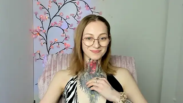 Snapshot of Esmi_Winter chatting on 04/19/26, 06:10 Esmi Winter online show from 04/19/26, 06:10