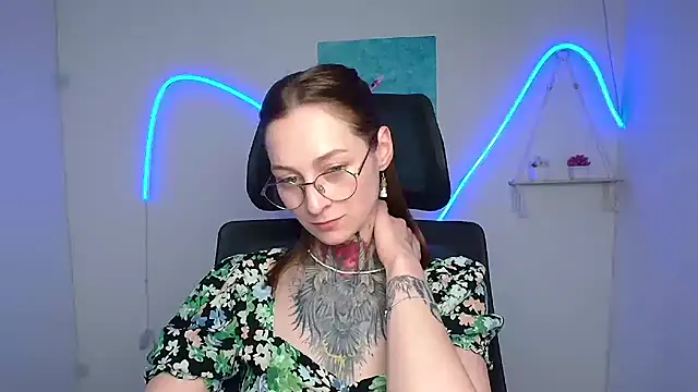 Snapshot of Esmi_Winter chatting on 05/07/26, 11:46 Esmi Winter online show from 05/07/26, 11:46