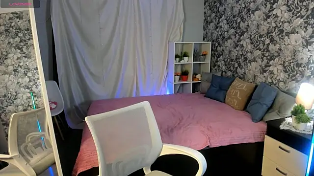 Snapshot of Coraline_kitty chatting on 05/19/26, 11:39 Coraline kitty online show from 05/19/26, 11:39