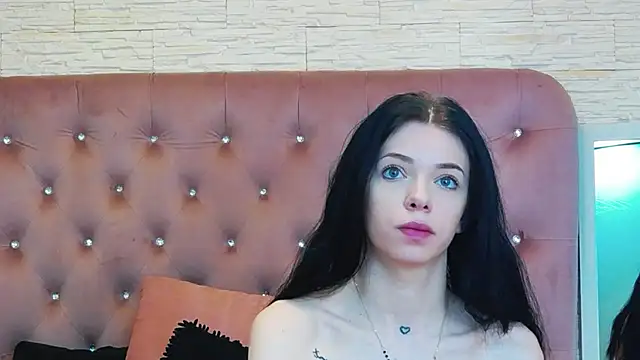 Snapshot of PeachyElla26 chatting on 02/23/26, 08:37 PeachyElla26 online show from 02/23/26, 08:37