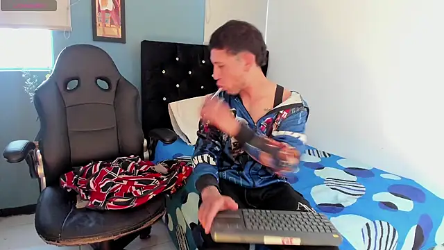 Snapshot of thonixxandluna chatting on 02/28/26, 02:06 thonixxandluna online show from 02/28/26, 02:06