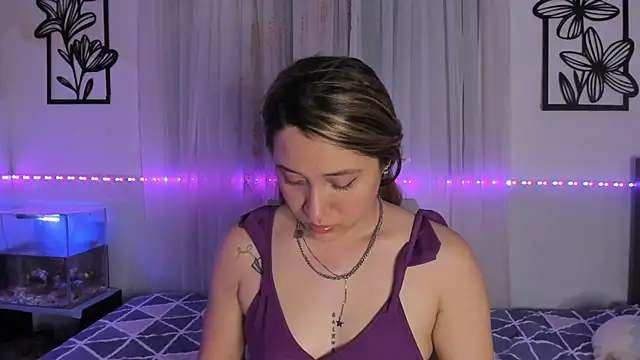 Snapshot of LeiahBlonde_ chatting on 03/03/26, 05:36 LeiahBlonde online show from 03/03/26, 05:36