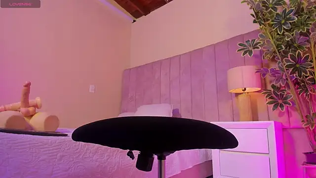 Ashley Beaomunt online show from 04/15/26, 11:16