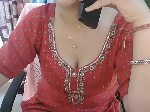 Snapshot of _chitranshi chatting on 05/05/26, 07:00 chitranshi online show from 05/05/26, 07:00