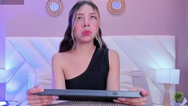 ValeryGomezz online show from 04/27/26, 01:53