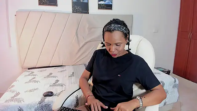 samaraa smith1 online show from 04/15/26, 12:32