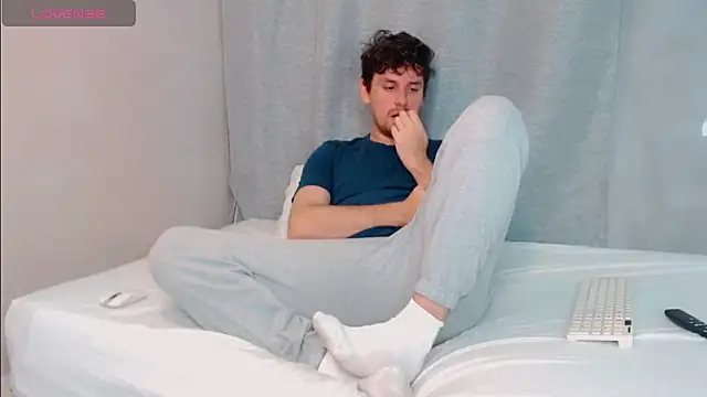 Snapshot of Luc_7 chatting on 02/14/26, 07:36 Luc 7 online show from 02/14/26, 07:36