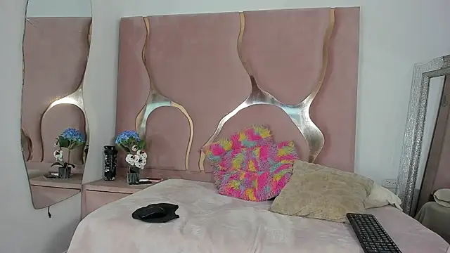 Snapshot of LunaScarleht chatting on 02/25/26, 01:22 LunaScarleht online show from 02/25/26, 01:22