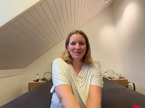 Snapshot of Busenwunder1280 chatting on 02/14/26, 07:30 Busenwunder1280 online show from 02/14/26, 07:30