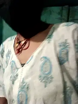 Snapshot of Desi_Couple_P chatting on 05/28/26, 02:45 Desi Couple P online show from 05/28/26, 02:45