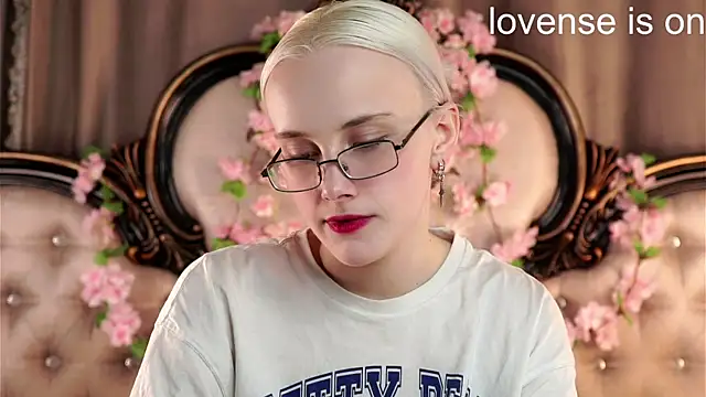 Snapshot of KirstinMcgeady chatting on 04/23/26, 11:16 KirstinMcgeady online show from 04/23/26, 11:16
