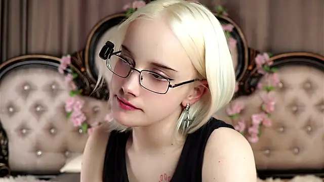 Snapshot of KirstinMcgeady chatting on 04/30/26, 11:28 KirstinMcgeady online show from 04/30/26, 11:28