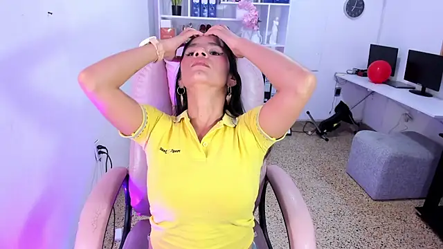 Snapshot of Emmy_lollipop chatting on 02/19/26, 06:27 Emmy lollipop online show from 02/19/26, 06:27