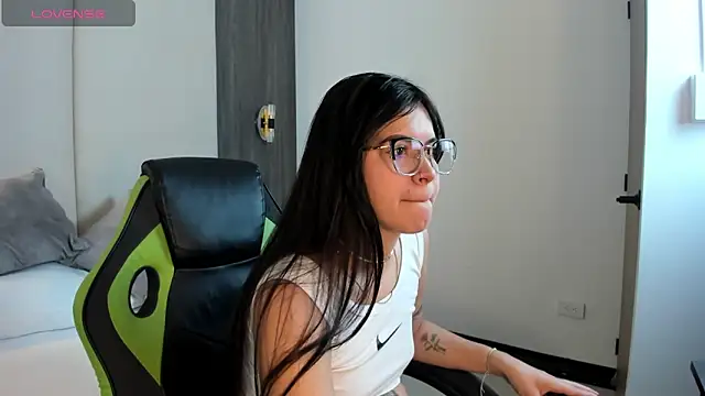 eva swan  online show from 04/15/26, 12:53