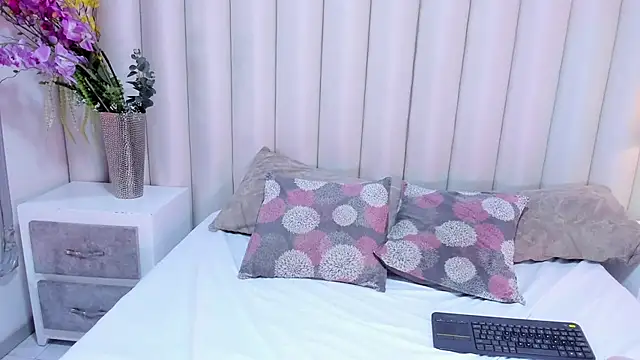 Snapshot of VanessaLanz chatting on 04/23/26, 12:29 VanessaLanz online show from 04/23/26, 12:29