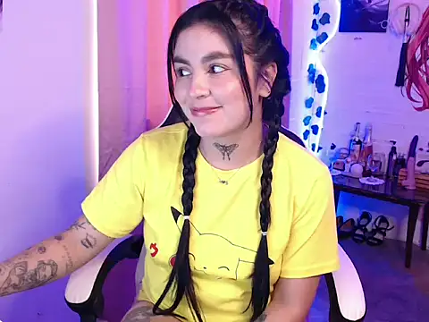 Snapshot of JanineRae chatting on 03/18/26, 06:20 JanineRae online show from 03/18/26, 06:20
