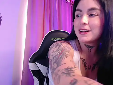 Snapshot of JanineRae chatting on 03/11/26, 06:24 JanineRae online show from 03/11/26, 06:24