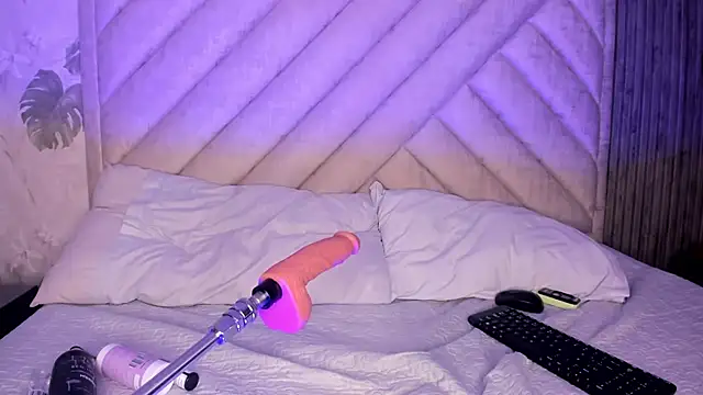 Snapshot of SarahRizof chatting on 03/15/26, 05:03 SarahRizof online show from 03/15/26, 05:03