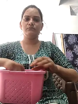 Snapshot of Anushka_Singh0 chatting on 06/12/26, 05:05 Anushka Singh0 online show from 06/12/26, 05:05