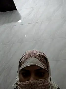 Snapshot of Anushka_Singh0 chatting on 06/17/26, 12:11 Anushka Singh0 online show from 06/17/26, 12:11