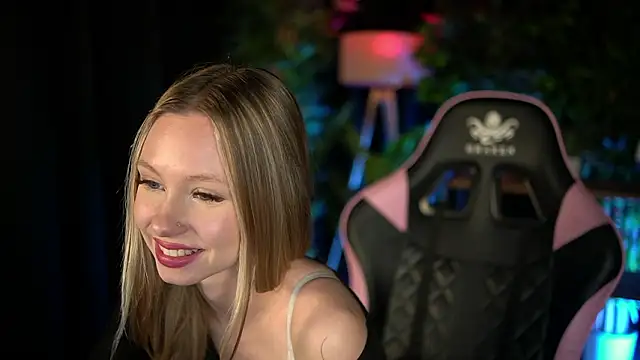 Snapshot of SweetDaisy_me chatting on 02/25/26, 03:12 SweetDaisy me online show from 02/25/26, 03:12