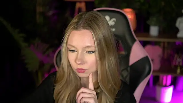 Snapshot of SweetDaisy_me chatting on 02/16/26, 03:43 SweetDaisy me online show from 02/16/26, 03:43