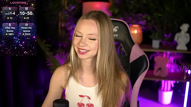 Snapshot of SweetDaisy_me chatting on 02/28/26, 08:03 SweetDaisy me online show from 02/28/26, 08:03