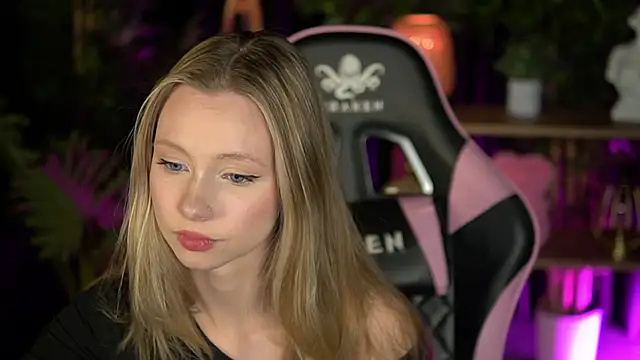 Snapshot of SweetDaisy_me chatting on 02/18/26, 03:41 SweetDaisy me online show from 02/18/26, 03:41