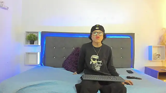 Ale cuzz online show from 04/15/26, 01:59