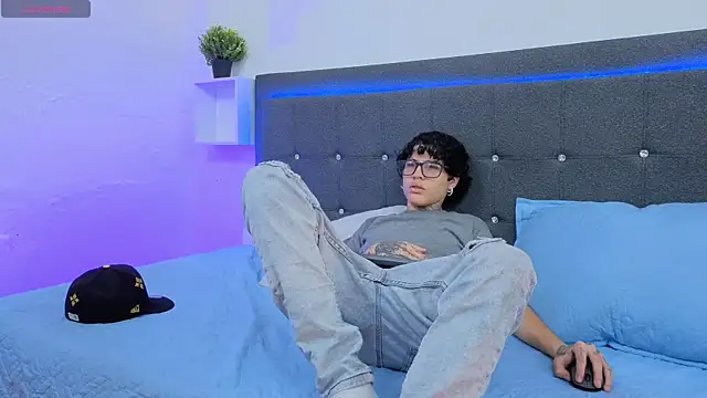 Snapshot of Ale_cuzz chatting on 02/14/26, 02:06 Ale cuzz online show from 02/14/26, 02:06