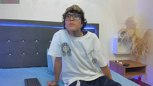 Snapshot of Ale_cuzz chatting on 02/18/26, 09:00 Ale cuzz online show from 02/18/26, 09:00