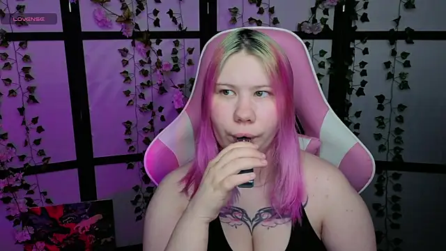 Snapshot of kitsune_little chatting on 04/10/26, 09:22 kitsune little online show from 04/10/26, 09:22