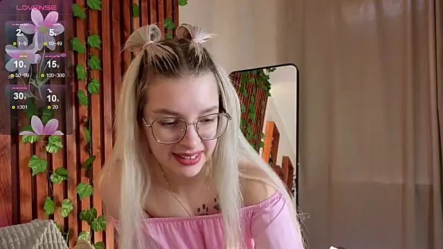 TiffanyPeachi online show from 04/12/26, 12:30