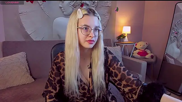 TiffanyPeachi online show from 03/25/26, 01:21