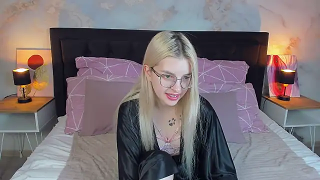 TiffanyPeachi online show from 03/18/26, 06:27