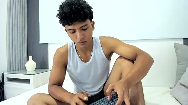 Snapshot of jhoystrong_ chatting on 02/14/26, 11:54 jhoystrong online show from 02/14/26, 11:54