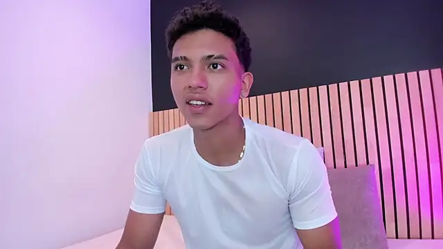 Snapshot of jhoystrong_ chatting on 02/25/26, 12:44 jhoystrong online show from 02/25/26, 12:44