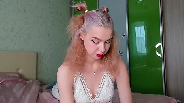 GlitchyDolly online show from 03/10/26, 03:10