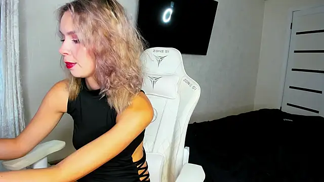 GlitchyDolly online show from 08/06/26, 02:28