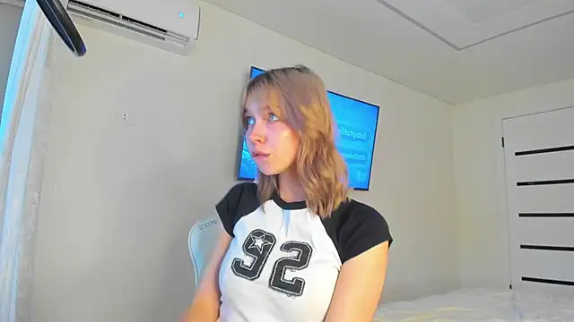 GlitchyDolly online show from 06/15/26, 05:51