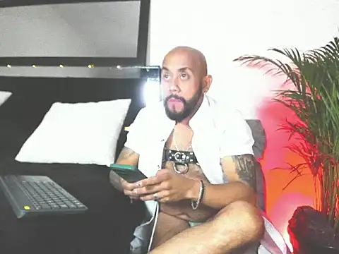 Snapshot of King_bear_25 chatting on 02/26/26, 01:49 King bear 25 online show from 02/26/26, 01:49