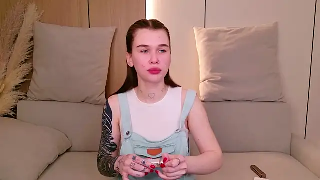 Snapshot of Hana_Watt chatting on 04/10/26, 08:10 Hana Watt online show from 04/10/26, 08:10