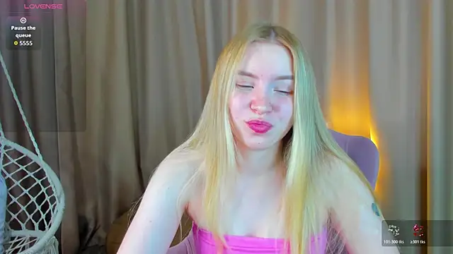 Snapshot of Linda__Bloom chatting on 06/15/26, 12:44 Linda Bloom online show from 06/15/26, 12:44