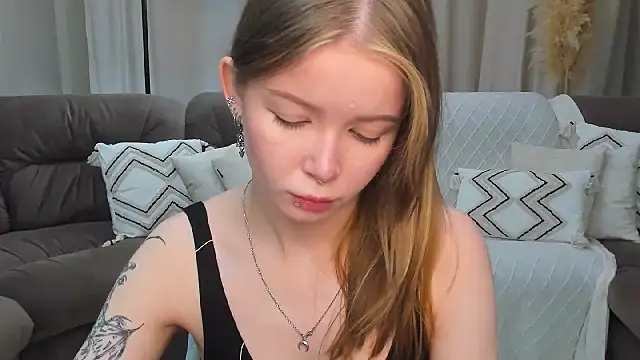 Snapshot of Violetta__Dreams chatting on 06/01/26, 04:24 Violetta Dreams online show from 06/01/26, 04:24