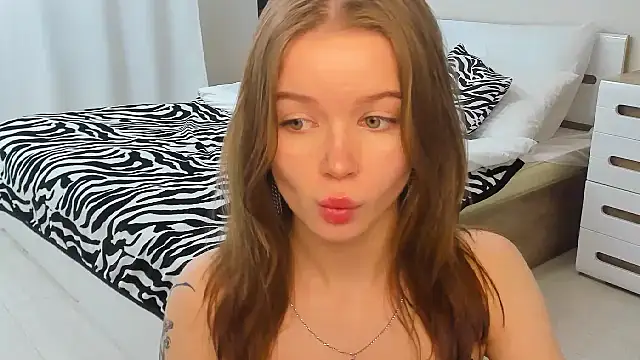 Snapshot of Violetta__Dreams chatting on 05/01/26, 09:14 Violetta Dreams online show from 05/01/26, 09:14