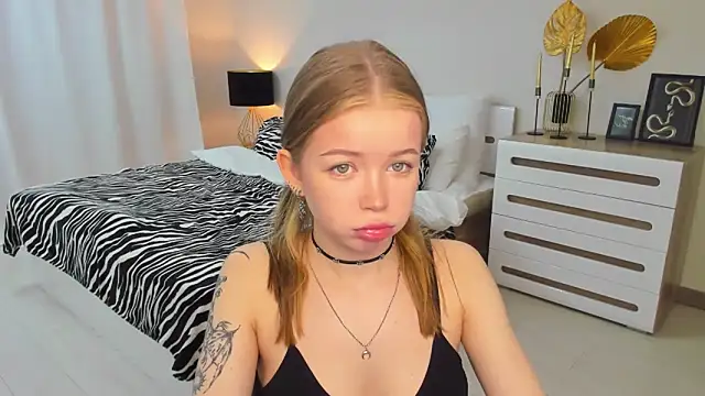 Snapshot of Violetta__Dreams chatting on 05/14/26, 06:05 Violetta Dreams online show from 05/14/26, 06:05