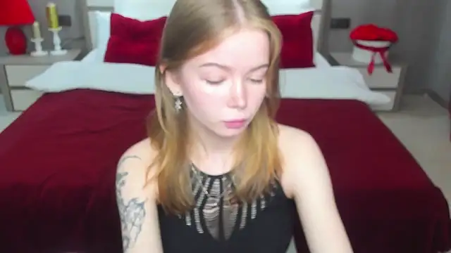 Snapshot of Violetta__Dreams chatting on 05/18/26, 05:02 Violetta Dreams online show from 05/18/26, 05:02