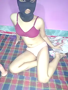 Snapshot of Beautiful_ely chatting on 04/13/26, 05:17 Beautiful ely online show from 04/13/26, 05:17