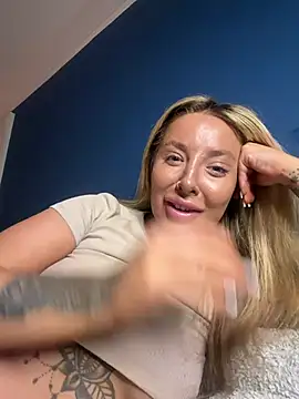 Snapshot of Summerwestt chatting on 02/20/26, 04:42 Summerwestt online show from 02/20/26, 04:42