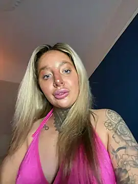 Snapshot of Summerwestt chatting on 02/15/26, 04:17 Summerwestt online show from 02/15/26, 04:17